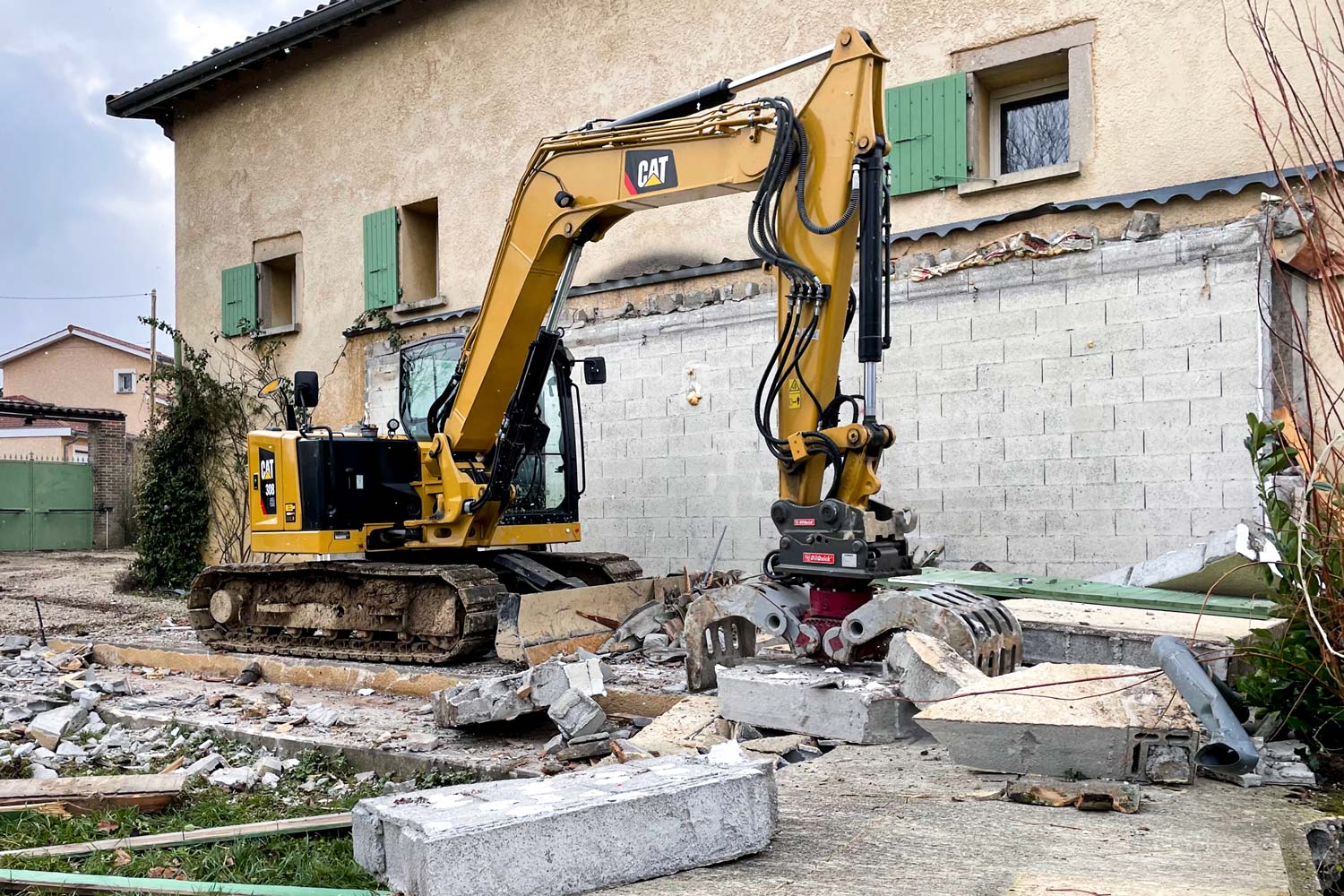 EGS-demolition-d-un-mur-exterieur-de-maison-a-la-mini-pelle