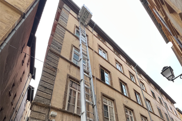 EGS-approvisionnement-de-plaques-de-platre-sur-un-chantier-a-lyon