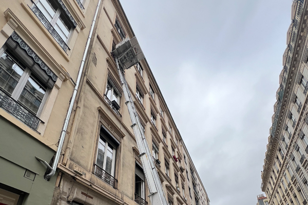 location-monte-charge-entreprise-lyon