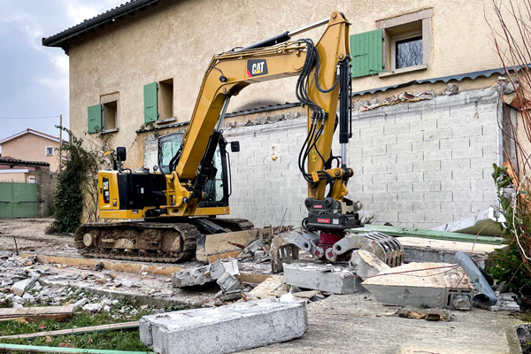 EGS-demolition-d-un-mur-exterieur-de-garage-a-la-mini-pelle-a-lyon